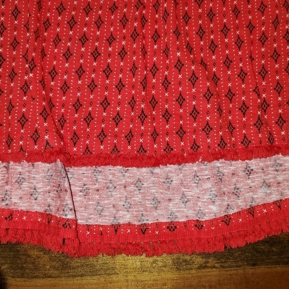 New Directions curvy red sleeveless top with white & blue flowers - Picture 2 of 8